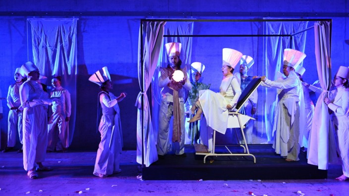 Opera Incognita: Nofretete (Carolin Ritter) gebiert eine neue Dynastie, bestehend aus Lichtkugeln.