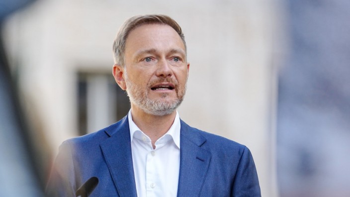 FDP: Für die FDP läuft es mau. Trotzdem ätzt Christian Lindner über das Neun-Euro-Ticket: #Gratismentalität. Kleiner Service für die Shitstorm-Architekten.