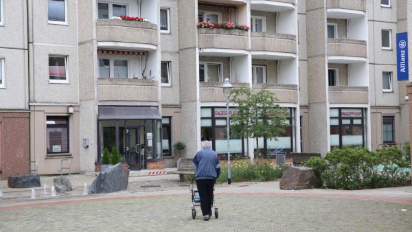 Ein Rentner fährt am Freitag (09.07.2021) mit seinem Rollator durch das Zentrum der Stadt Pasewalk (Landkreis Vorpommern