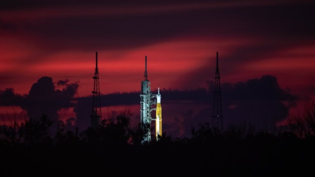 Raumfahrt: Vor dem Start am Kennedy Space Center: Die SLS-Rakete mit der Raumkapsel "Orion" an der Spitze.