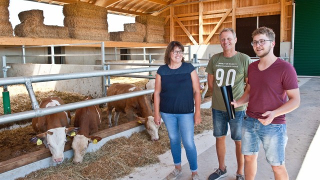 Tierwohl in Poing: Sind glücklich, es gewagt zu haben, ins Tierwohl zu investieren: Katharina, ihr Mann Michael und Michael Schimpf Junior.