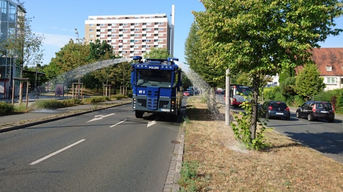 Untypische Nutzung: Mal was anderes: Die Wasserwerfer der Bereitschaftspolizei richten ihren Strahl nun nicht auf Demonstranten, sondern auf durstige Stadtbäume in Nürnberg.