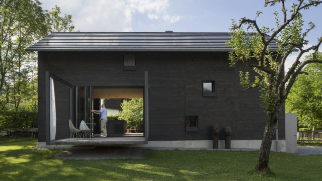 Serie: "Zukunft Bauen": Das Holzhaus am Auerbach fällt unter anderem mit schwebender Terrasse auf - und der scheinbar fehlenden Garage, die aber ins Erdgeschoss integriert wurde.