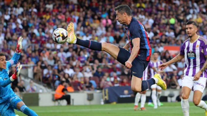 FC Barcelona: Karatetritt ins Tor: Robert Lewandowski trifft für den FC Barcelona im Heimspiel gegen Valladolid.