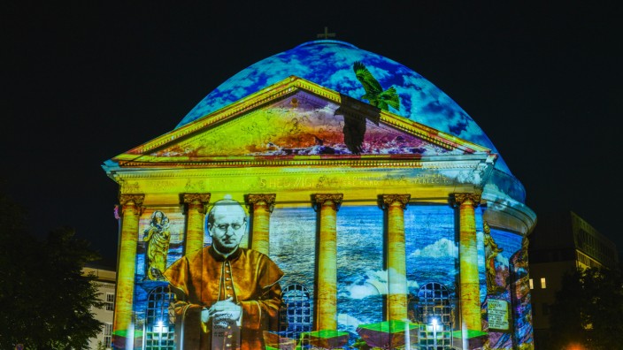 Energiekrise in den Kulturinstitutionen: Die Berliner St.-Hedwig-Kathedrale am Bebelplatz beim "Festival of Lights" im Jahr 2020. Statt bunter Fassaden ist mit Blick auf die Energieversorgung derzeit eher eine gewisse Dunkelheit zu erwarten.