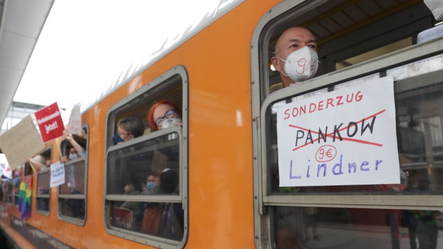 Busse und Bahnen: Der "Sonderzug zu Lindner" im Bahnhof Gesundbrunnen in Berlin. Demonstranten forderten am Montag eine Fortsetzung des Neun-Euro-Tickets.