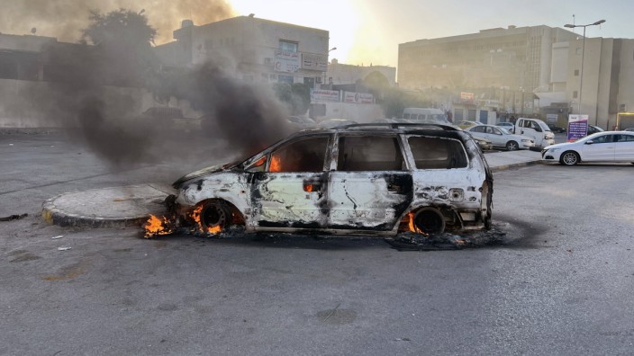Libyen: Ausgebrannte Autos, zahlreiche Verletzte und mindestens zwölf Tote: Das ist die Bilanz der Kämpfe, die vergangenes Wochenende in Tripolis stattfanden.