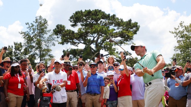 Finale der Golf-Tour: Für jedes Problem eine Lösung: Rory McIlroy glänzt derzeit auch mit dem Schläger.