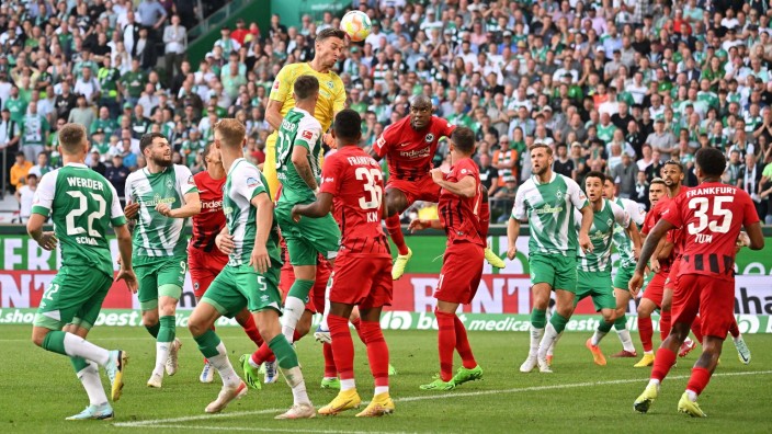 Werder Bremen: Es gibt im Weserstadion immer was zu sehen - hier Torwart Jiri Pavlenka (gelbes Trikot), der in der Nachspielzeit noch gerne das 4:4 geköpft hätte.