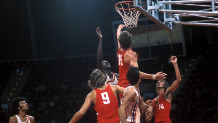 SZ-Serie Olympisches Erbe: Entspannt gewonnen: Obwohl sie viel feierten, besiegten die Puerto Ricaner 1972 das deutsche Basketball-Team 74:81.