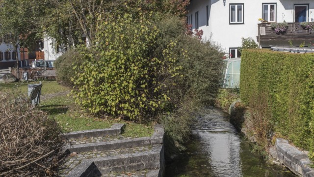 Umwelt: Zum Teil ist der Bach in ein enges Korsett gezwängt, so auch in Unterhaching zwischen Hauptstraße und Bürgermeister-Prenn-Straße.