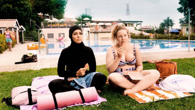 "Freibad" im Kino: Doris Dörrie hat einen herrlich unverstellten Blick auf ihre Mitgeschöpfe: Nilam Farooq als Yasemin (l.) und Julia Jendroßek als Paula.