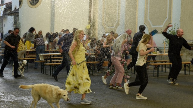 Franz Xaver Bogner dreht neue Serie: In der Serie flüchten die Besucher eines Festes vor dem Regen in die Kirche.