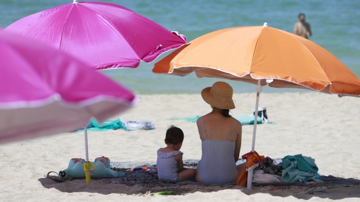 Löhne: Ferien am Strand in Spanien muss man sich erst mal leisten können. Das Urlaubsgeld könnte helfen - falls man es bekommt.