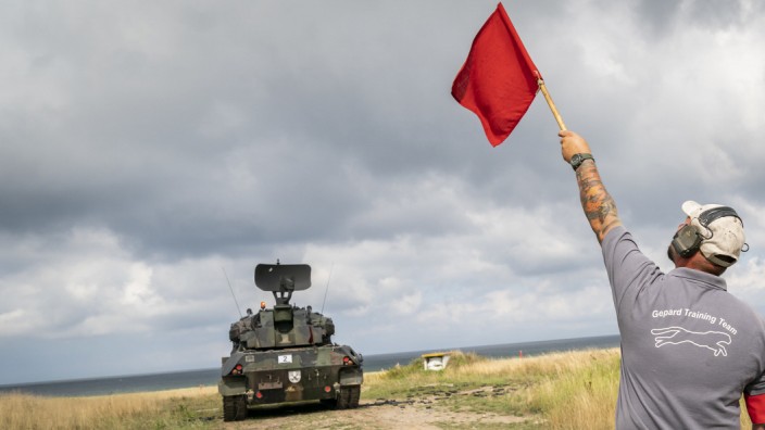 Militärhilfe für die Ukraine: Ukrainische Soldaten werden bereits in einzelnen EU-Ländern geschult, derzeit etwa im Umgang mit "Gepard"-Panzern auf einem Übungsplatz in Schleswig-Holstein.