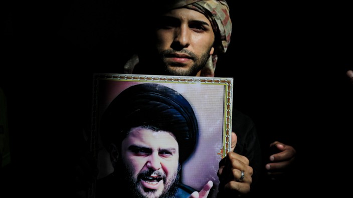 Irak: Anhänger des Politikers und Geistlichen al-Sadr mit dessen Bild bei einer Demonstration am Montag in Bagdad.