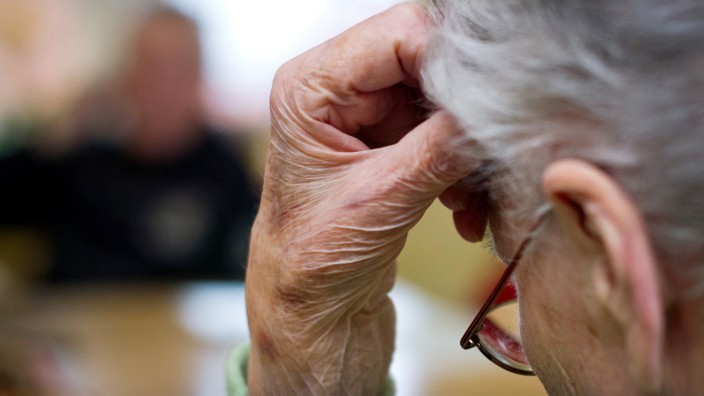 Alzheimer-Gesellschaft Isartal-Loisach: Mit zunehmendem Alter nimmt die Gedächtnisleistung ab. Doch bei derzeit 1,8 Millionen Menschen in Deutschland lautet die Diagnose Demenz. Wie die Angehörigen damit besser umgehen können, dabei wollen zwei Kurse des Brucker Forums helfen.