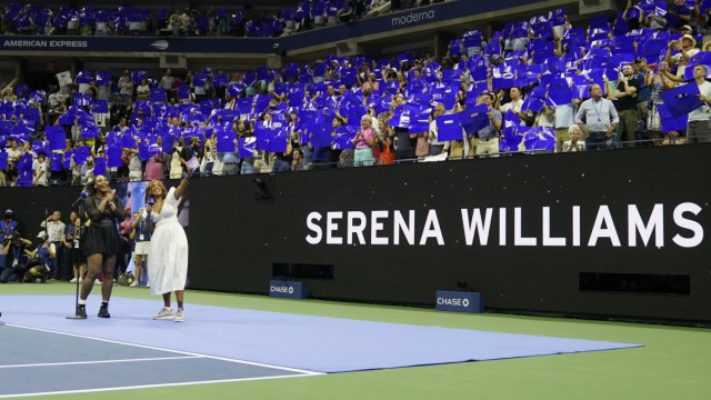 Serena Williams bei den US Open: Wie soll das in der zweiten Runde getoppt werden?: Das Publikum feierte Serena Williams in einer stadionweiten Choreografie ausgiebig.