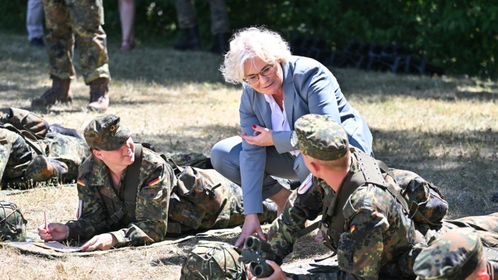 Sonderprogramm: Bundesverteidigungsministerin Christine Lambrecht bei einem Truppenbesuch beim Artilleriebataillon 295 in der Alb-Kaserne.