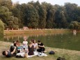Russland: Menschen picknicken in einem Moskauer Park