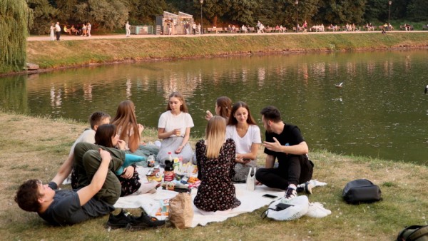 Russland: Menschen picknicken in einem Moskauer Park