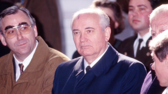 Internationale Beziehungen: Der ehemalige sowjetische Staatspräsident Michail Gorbatschow neben Theo Waigel (links) zu Besuch in Steingaden, Deutschland 1992.