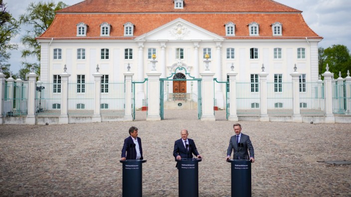 Klausurtagung: Geht doch: Robert Habeck (links), Bundeskanzler Olaf Scholz (Mitte) und Christian Lindner auf der Abschlusspressekonferenz nach der Klausurtagung der Bundesregierung vor dem Schloss Meseberg.
