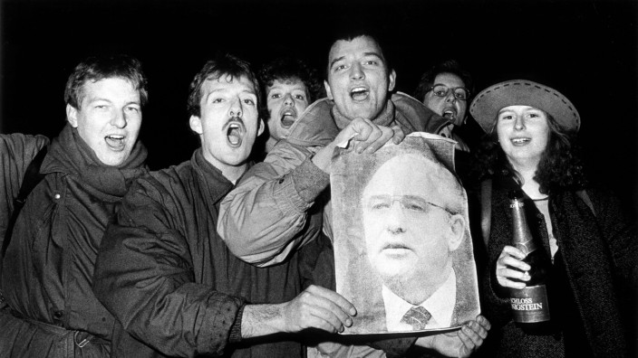 Zum Tod von Michail Gorbatschow: Junge Menschen feiern Michail Gorbatschow.