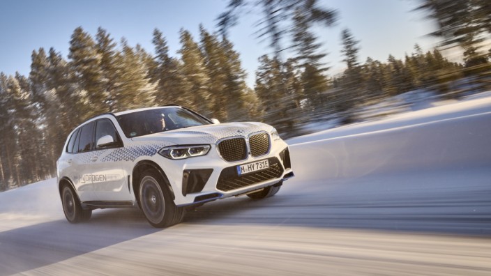 Brennstoffzellen im Auto: BMW iX5 Hydrogen bei Testfahrten am Polarkreis: Der Wasserstoff-Antrieb funktioniert auch bei extremer Kälte.