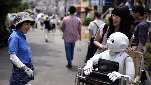 Japan: An den Anblick von Pepper-Robotern haben sich Japanerinnen und Japanern gewöhnt. Auch der Einsatz von Babys in Pflegeheimen dürfte sie nicht mehr verdrängen.