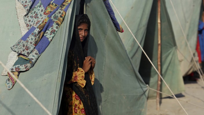 Klima: Sogar die Zelte sind überflutet: eine Szene vom Mittwoch aus Shikarpur, im Süden von Pakistan.