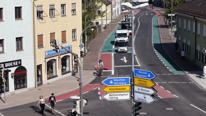 Karlwirtkreuzung in Freising: Neue Fahrbahnmarkierungen sollen die viel befahrene Karlwirtkreuzung für Radler und Radlerinnen sicherer machen. Unter anderem gibt es nun grün markierte Aufstellspuren für links abbiegende Radfahrende.
