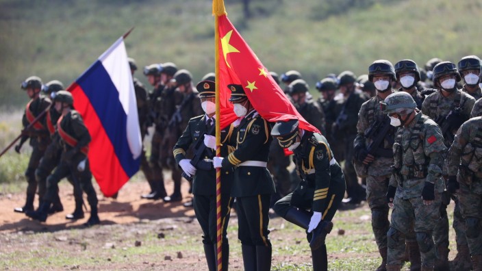 Russland: Russische und chinesische Soldaten bei der Eröffnungszeremonie des strategischen Manövers Wostok 22 in der Region Primorje.