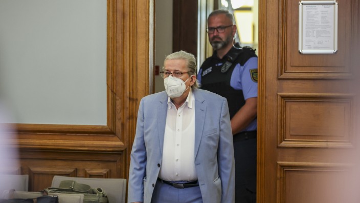 MDR: Fall Udo Foht: Udo Foht ist kaum wiederzuerkennen. Der frühere MDR-Unterhaltungschef trägt lange Haare und Zopf, als er am Donnerstagmorgen den Gerichtssaal betritt.