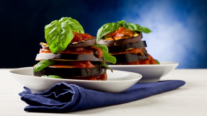 Kochen: Parmigiana ist ein italienischer Klassiker - Auberginenauflauf mit Tomaten, Basilikum, Mozzarella und Parmesan.