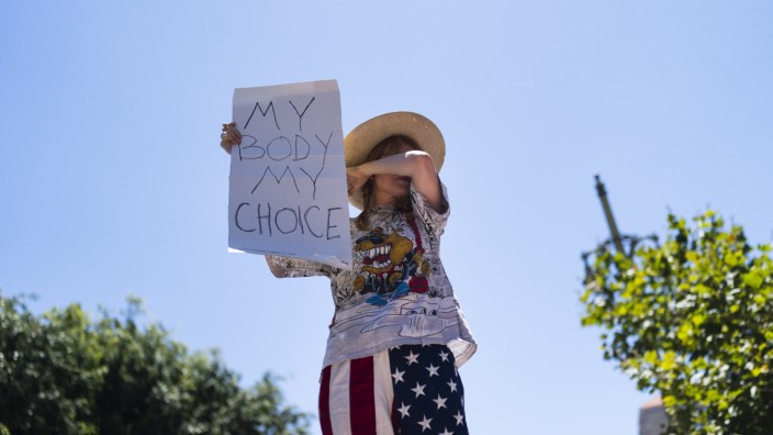 Familientrio: Fast fünfzig Jahre hatten Frauen in den USA ein Recht auf Abtreibung. Der Supreme Court hat es in diesem Sommer abgeschafft. Die Proteste waren immens.
