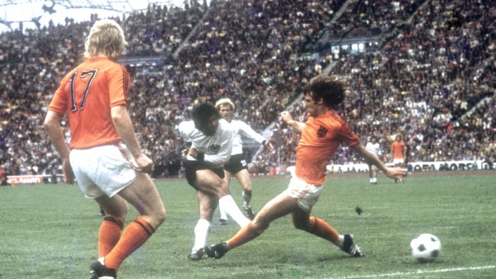 Alltagssprache: Bomber der Nation: Gerd Müller erzielt im WM-Finale 1974 das Siegtor gegen die Holländer.