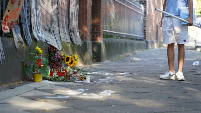 Dortmund: Ein Jugendlicher steht an einem Zaun, an dem mit Kerzen und Blumen eines von der Polizei erschossenen Jugendlichen gedacht wird.