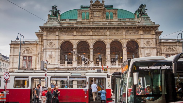 Debatte um Neun-Euro-Ticket: Wer in Wien lebt, kann Bus und Tram für 365 Euro im Jahr nutzen. Und bekommt dafür ein Netz und einen Takt, den sich die Bewohner anderer europäischer Metropolen wünschen würden.