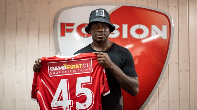 Deadline Day: Hats off: Mario Balotelli with a Sion jersey