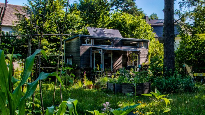 Tiny Houses: Das Tiny House von Felicia Rief und Jonas Bischofberger steht in einem Garten in Pullach.