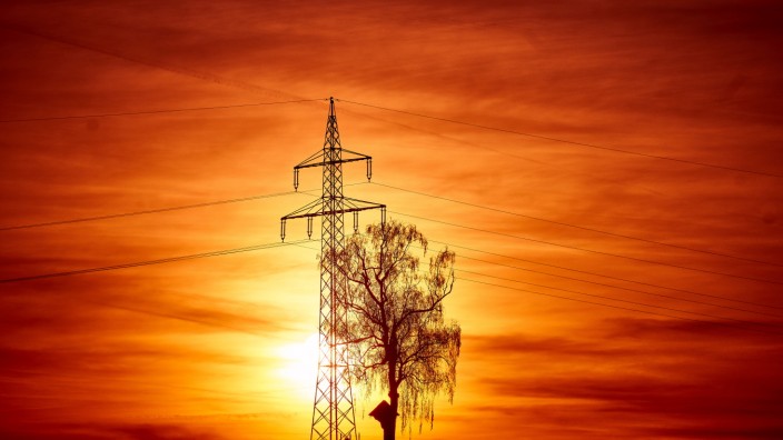 Energiekrise: Strommast in Bayern: Die EU will die hohen Preise senken.