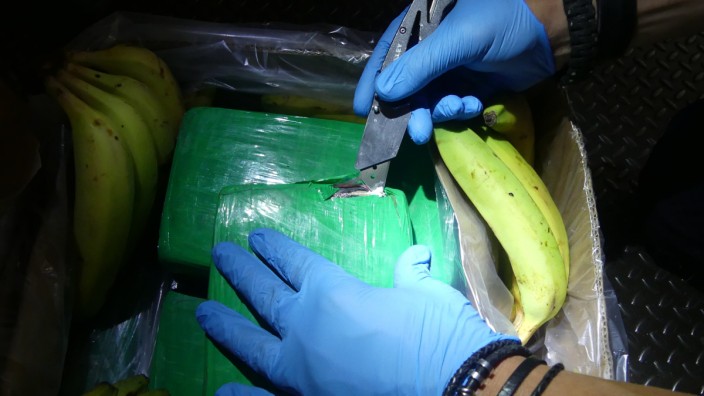 Europa: Kokain in einer Bananenkiste - Schmuggler versuchen mit verschiedensten Tricks, illegale Waren in die EU zu bekommen.