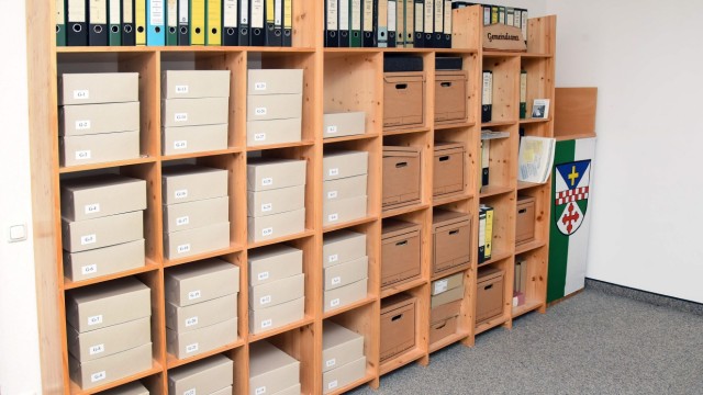 Ein Blick in die Archive: SZ-Serie: Die meisten Archivstücke Schöngeisings finden auf einem Regal Platz.