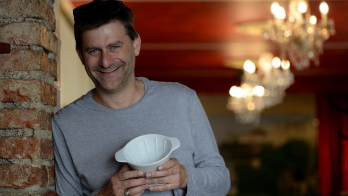 "Lieblingsdings": Ein Porzellan-Filter und richtig guter Kaffee: Dann ist für Michael Altinger alles gut.
