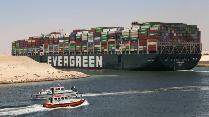 Welthandel: Als das Containerschiff "Ever Given" im Suezkanal feststeckte, kamen Waren aus China erst verspätet in Europa an. Die Lieferkette war zeitweise unterbrochen - ein Vorgeschmack auf einen möglichen Handelskrieg.
