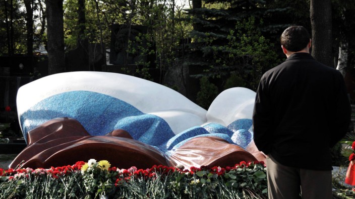 Aktuelles Lexikon: Jelzins Grab ist dort auch: der Friedhof Nowodewitschje in Moskau.