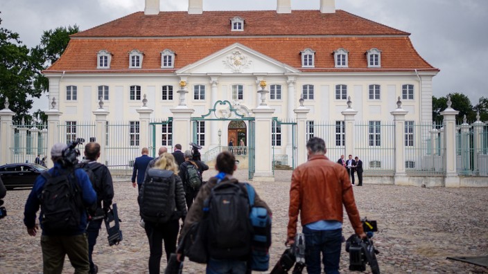 Entlastungspakete: Verschlossene Tore: Pressetross vor Schloss Meseberg, wo am Mittwoch das Bundeskabinett in Klausur über weitere Entlastungen beriet.