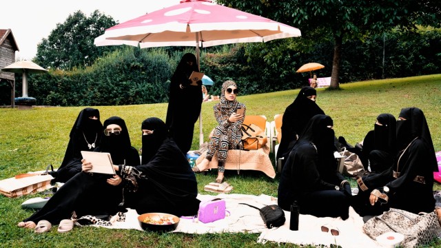 SZ-Serie: Abgedreht - Filmkulissen rund um München: Als sich im Film "Freibad" plötzlich vollverschleierte Muslima breit machen, gibt es Ärger.