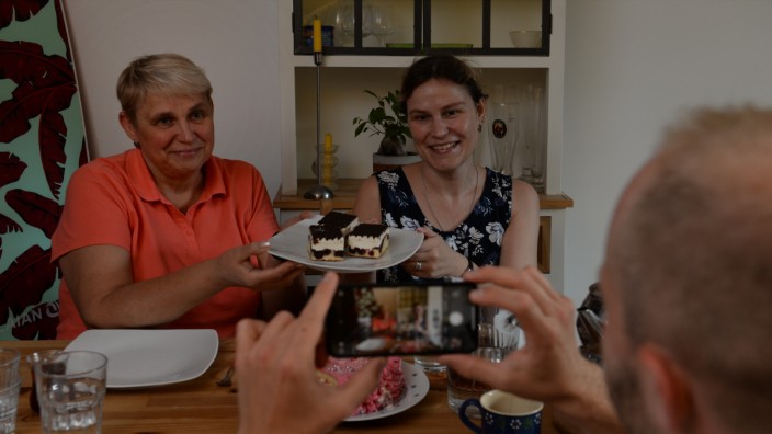 Geflüchtete in Privatwohnungen: Valya (links) und ihre Tochter Katya aus der Ukraine leben nun seit mehr als fünf Monaten bei Johannes in München.